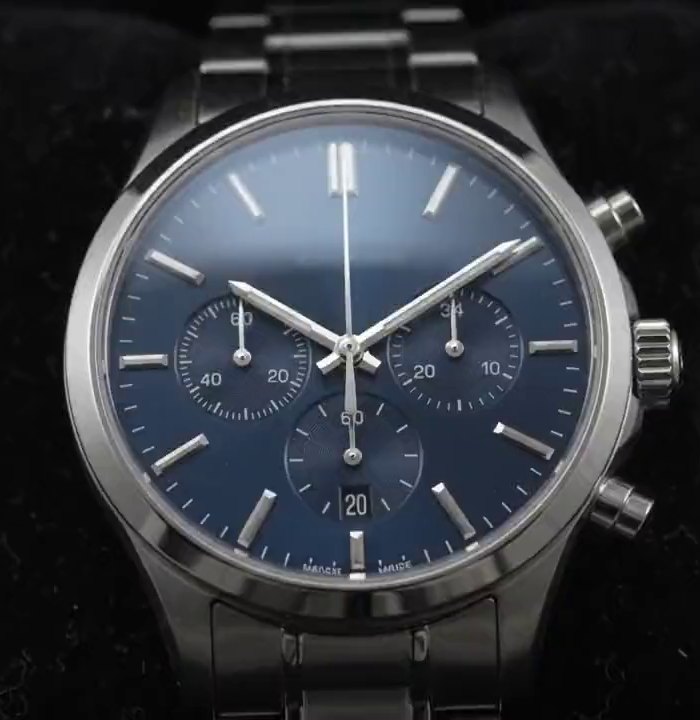Méridien with navy dial on a steel bracelet