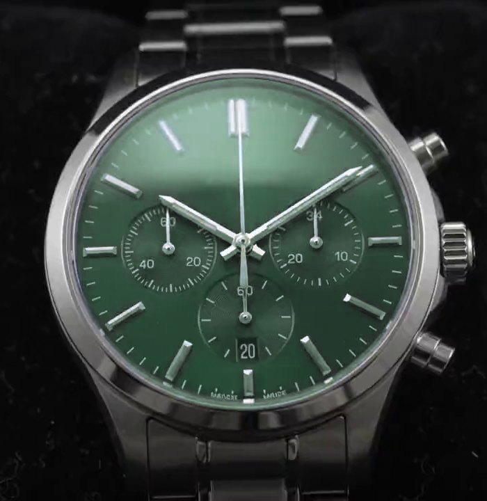 Méridien with forest green dial on a steel bracelet